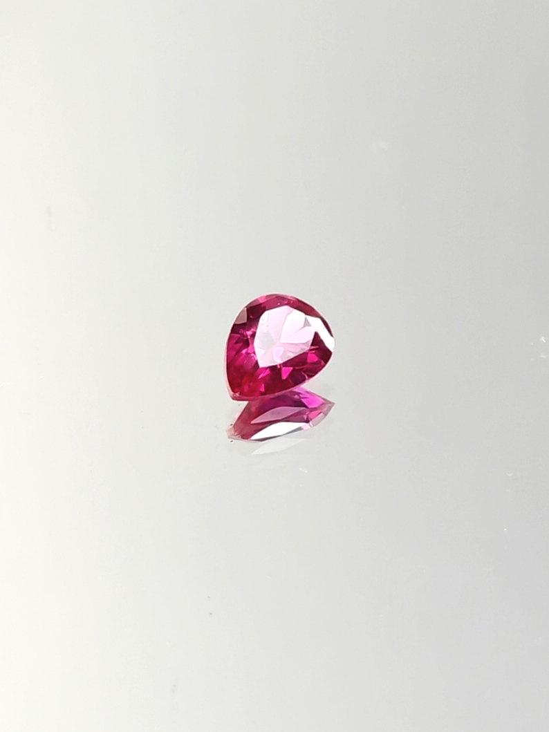 ❣️Ruby❣️╰(*´︶`*)╯♡（069。893） Ruby (synt.) 0,7 ct pear – Jalokivitukku.com